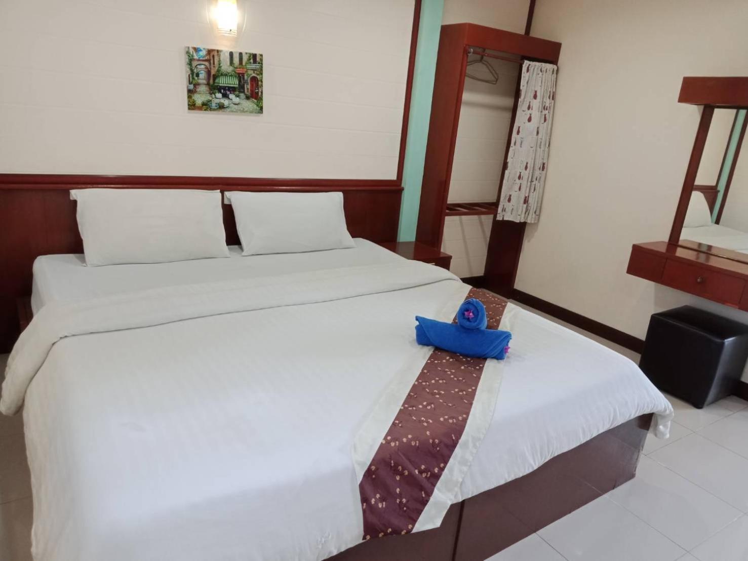 Haad Somboon House Hotel Bang Saphan Exterior photo