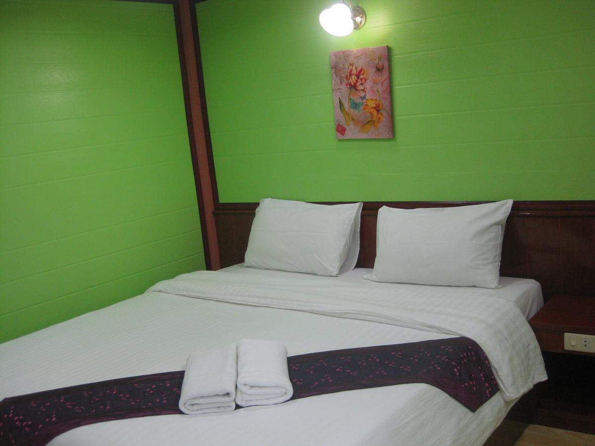 Haad Somboon House Hotel Bang Saphan Exterior photo
